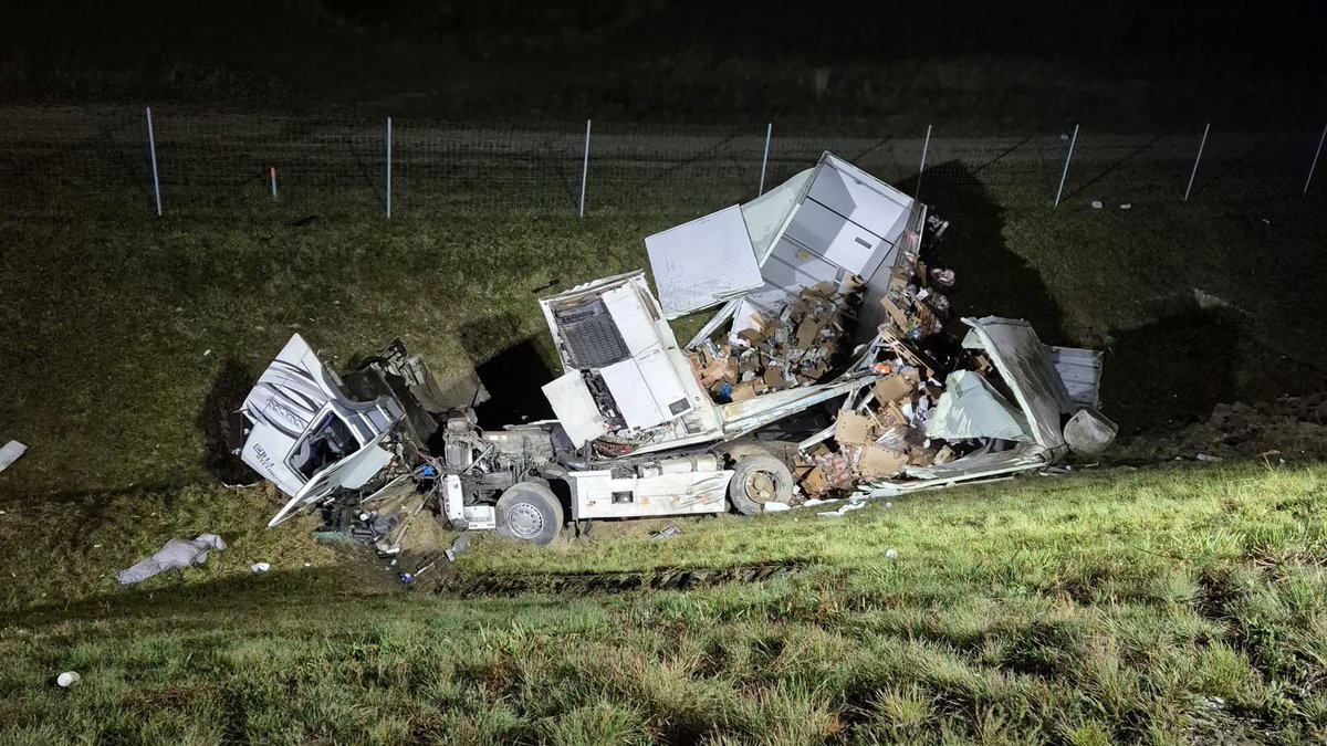 tvpbydgoszcz's tweet photo. Wypadek na autostradzie A1 niedaleko Chełmna
https://t.co/bAa16rdQ0P
#wypadek #a1 #autostrada https://t.co/XLrV1n9UCG