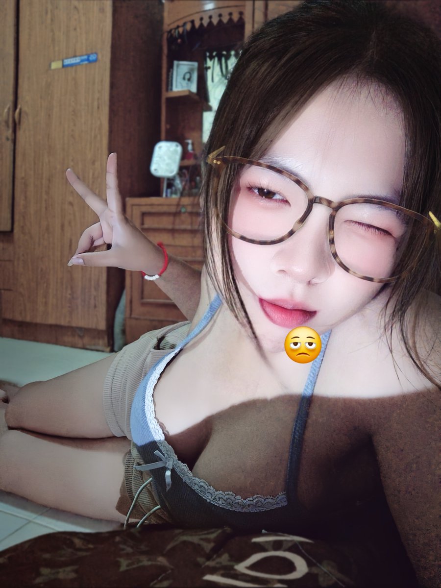mobileee_3's tweet photo. ง่วงจัง😘 https://t.co/QoN56fgkNg
