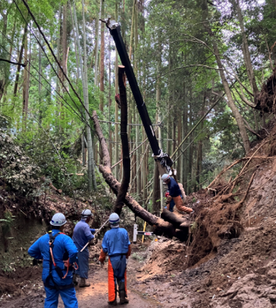 TEPCOPG's tweet photo. 【台風25号による停電の復旧について】
10月9日12:00時時点で、千葉県内で295軒の停電が継続しています。長時間にわたり、大変なご不便とご迷惑をおかけしておりますことを、深くお詫び申し上げます。

これらの地域について、現在、自治体、関係機関と連携し、道路啓開および停電の復旧作業を進めております。引き続き、自治体および関係機関と連携しながら全力で復旧作業を進めてまいります。

詳細はこちらの資料をご確認ください。
https://t.co/cBEQfAyrpM