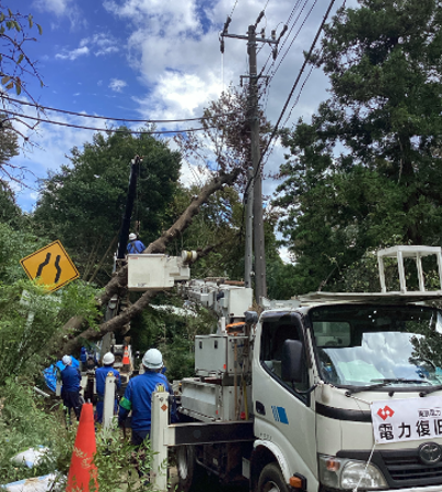 TEPCOPG's tweet photo. 【台風25号による停電の復旧について】
10月9日12:00時時点で、千葉県内で295軒の停電が継続しています。長時間にわたり、大変なご不便とご迷惑をおかけしておりますことを、深くお詫び申し上げます。

これらの地域について、現在、自治体、関係機関と連携し、道路啓開および停電の復旧作業を進めております。引き続き、自治体および関係機関と連携しながら全力で復旧作業を進めてまいります。

詳細はこちらの資料をご確認ください。
https://t.co/cBEQfAyrpM