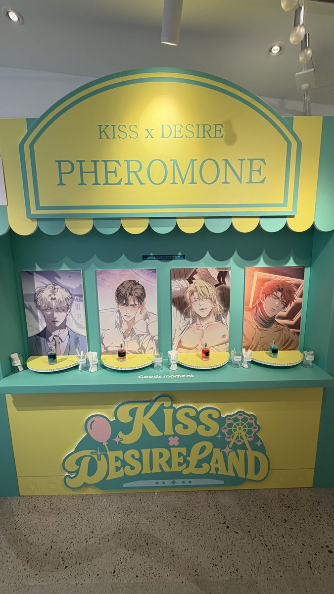 aveyoru's tweet photo. Beautiful displays at Kiss Me x Desire Land Pop-up! ❤️

#키스미이프유캔 #KissMeIfYouCan
#디자이어미이프유캔 #DesireMeIfYouCan
#투유드림 #굿즈모먼트
#웹툰굿즈백화점_굿즈모먼트 https://t.co/dOHYhGehjd