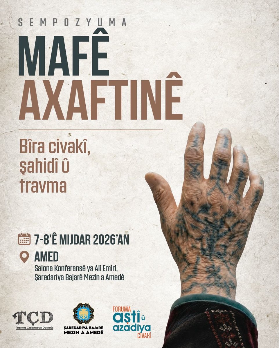 diyarbakirbld's tweet photo. Bazı yaşantılar yalnızca yaşayanların hafızasında kalmaz aynı zamanda bir kentin, bir halkın, bir kuşağın, bazen de bütün bir coğrafyanın hafızasına yerleşir. 

Kayıplar, şiddet, zorunlu sessizlikler, tutulamayan yaslar ve anlatılamayan hikayeler her zaman geçmişte donup kalmıyor. Bugünün ilişkilerine, bedenlere, bireysel ve toplumsal ruhsallığa da sızıyor.

Travmayı konuşurken hafızayı, tanıklığı, yası ve adaleti dışarıda bırakmanın mümkün olmadığını düşünüyoruz. Çünkü neyin hatırlandığı/hatırlatıldığı kadar neyin unutulduğu/unutturulduğu da önemlidir. Kimin sözünün duyulduğu, kimin susturulduğu ve hangi kayıpların yasının tutulabildiği, hangilerinin görünmez bırakıldığı toplumsal ve politik koşullardan bağımsız değildir.

Travma Çalışmaları Derneği ve Diyarbakır Büyükşehir Belediyesi’nin ortaklığında ve Toplumsal Barış ve Özgürlük Forumu çalışmalarının devamı kapsamında 7–8 Kasım 2026’da Diyarbakır’da Ali Emiri Konferans Salonu'nda gerçekleştireceğimiz “Söz Almak: Toplumsal Hafıza, Tanıklık ve Travma Sempozyumu”nda bütün bunları birlikte konuşmak, düşünmek ve bunlara iyi tanıklık etmek istiyoruz.

Sözün bastırıldığı yerde söz almak, unutmanın dayatıldığı yerde hatırlamak, yalnız bırakılan deneyimlere birlikte bakabilmek için bir araya geliyoruz.

Program, konuşmacılar, başvuru ve katılım detayları önümüzdeki günlerde paylaşılacaktır.

Sempozyum herkesin katılımına açık ve ücretsiz olacaktır.

Bir arada olmak dileğiyle,

Travma Çalışmaları Derneği
Diyarbakır Büyükşehir Belediyesi