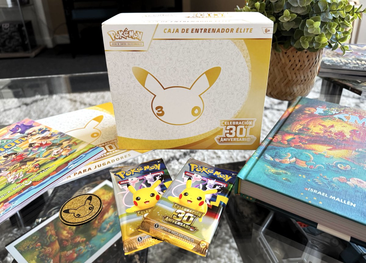 GamesTribune's tweet photo. ¡Buenos días de viernes! 🌅

🎉¡Hoy vamos a celebrar por todo lo alto el 30 aniversario de Pokémon con esta cajita que nos mandan desde @JCCPokemonES!

¿Hay mejor forma de empezar el fin de semana largo? https://t.co/d891PGNXxd