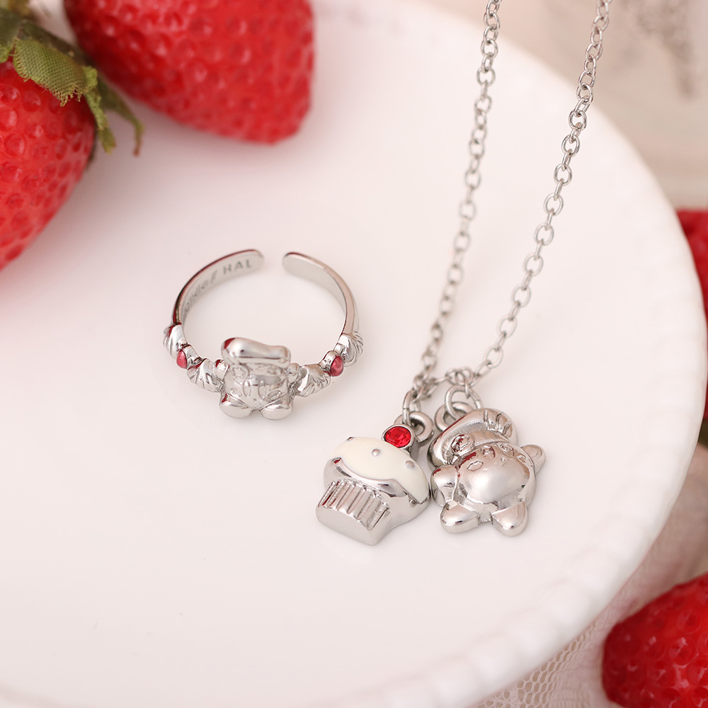 KirbyCafePETIT's tweet photo. 🍓新商品情報🍓
10月16日(金)より発売のPETIT新作商品をご紹介♪

ふわふわ素材が気持ちよいルームウェアや、PETITのアクセサリーに新アイテムも仲間入り✨
カービィカフェ PETITならではの大人かわいいデザインをお楽しみに🍰

▼通販サイトはこちら
https://t.co/4WzztJ6Ei1 https://t.co/E3hS3tio03