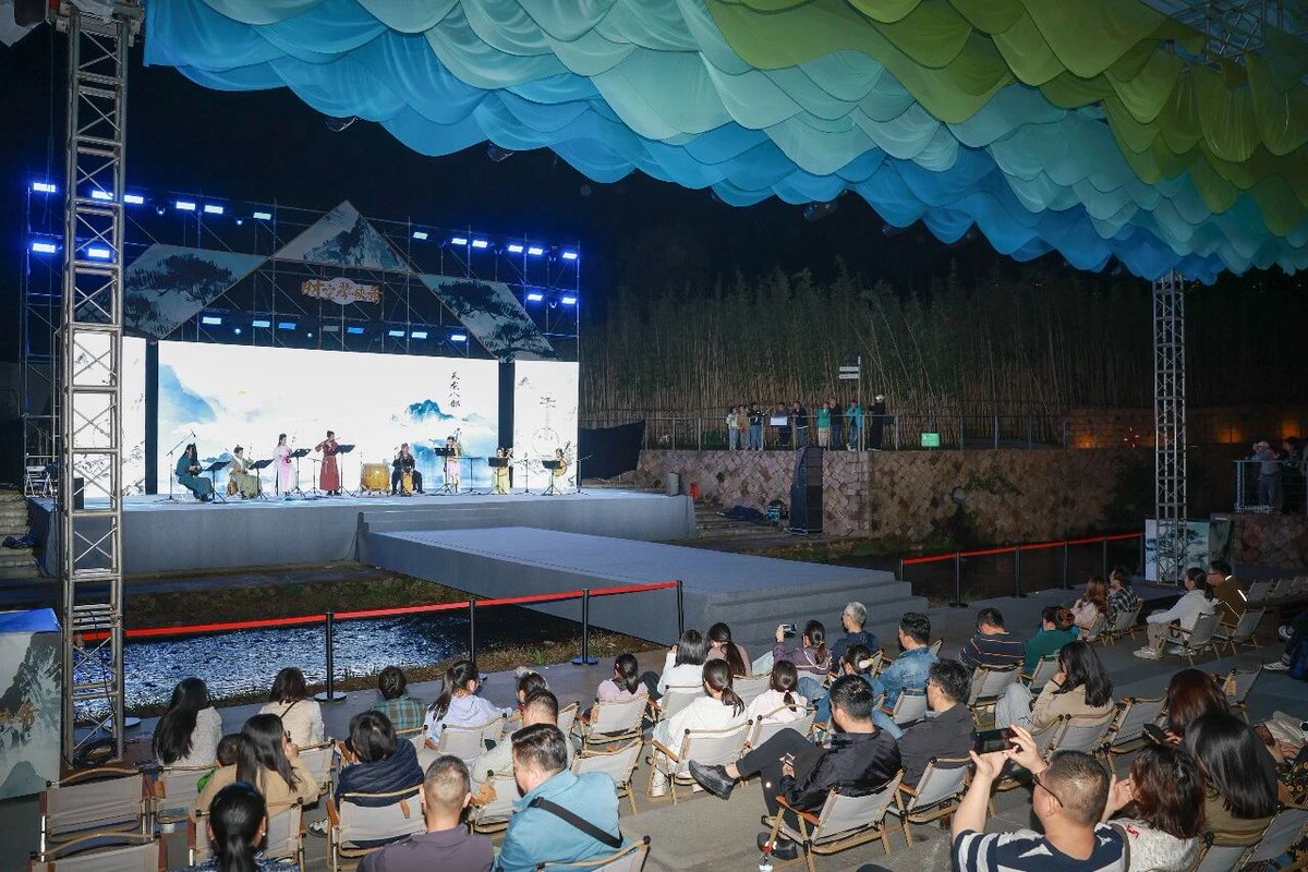 Hi_Deqing's tweet photo. Behind 3.177 billion yuan in revenue lies 478 events—mountains, ancient towns, culture, and trendy hotspots at one click. This National Day, #Deqing sent every guest home satisfied through diverse offerings, warm service, and innovative experiences.#NationalDay #CountyTourism https://t.co/P9V9Vqpbht