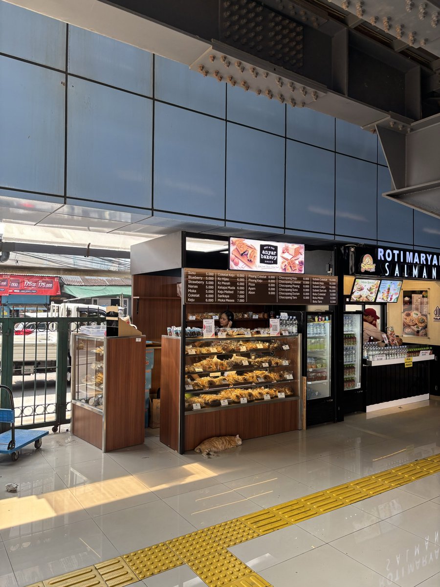 keluhkesahkonoh's tweet photo. Kejadian lagi di Stasiun Juanda! 😰

Ada roti yang kelihatan terlempar keluar dari raknya. Yang bikin heran, penjaga toko rotinya juga terlihat nggak peduli sama roti yang jatuh itu. https://t.co/bIWkbILC74