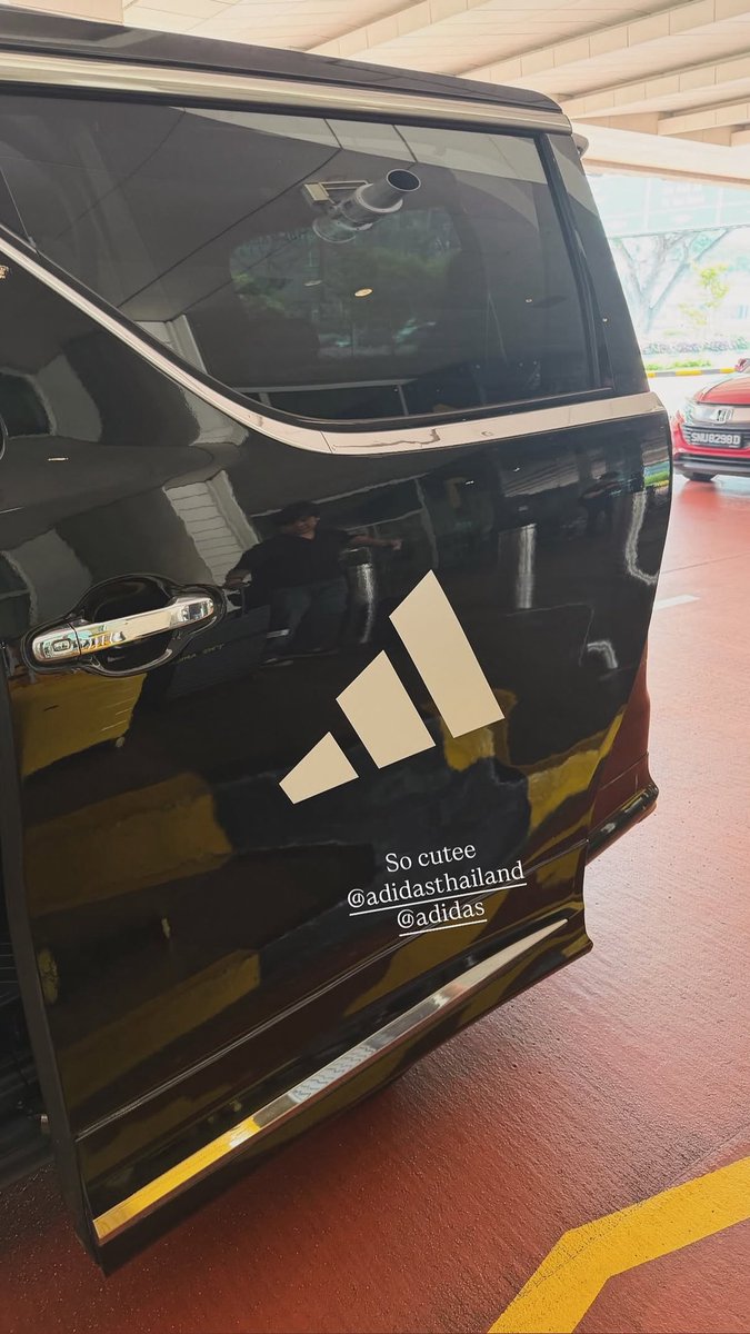 bambamuniverse's tweet photo. Baby has arrived in Singapore! Adidas sent a car to pick her up, so cute! Can't wait to see our BamBam!🤗🤗 https://t.co/kU2GIH3mq0