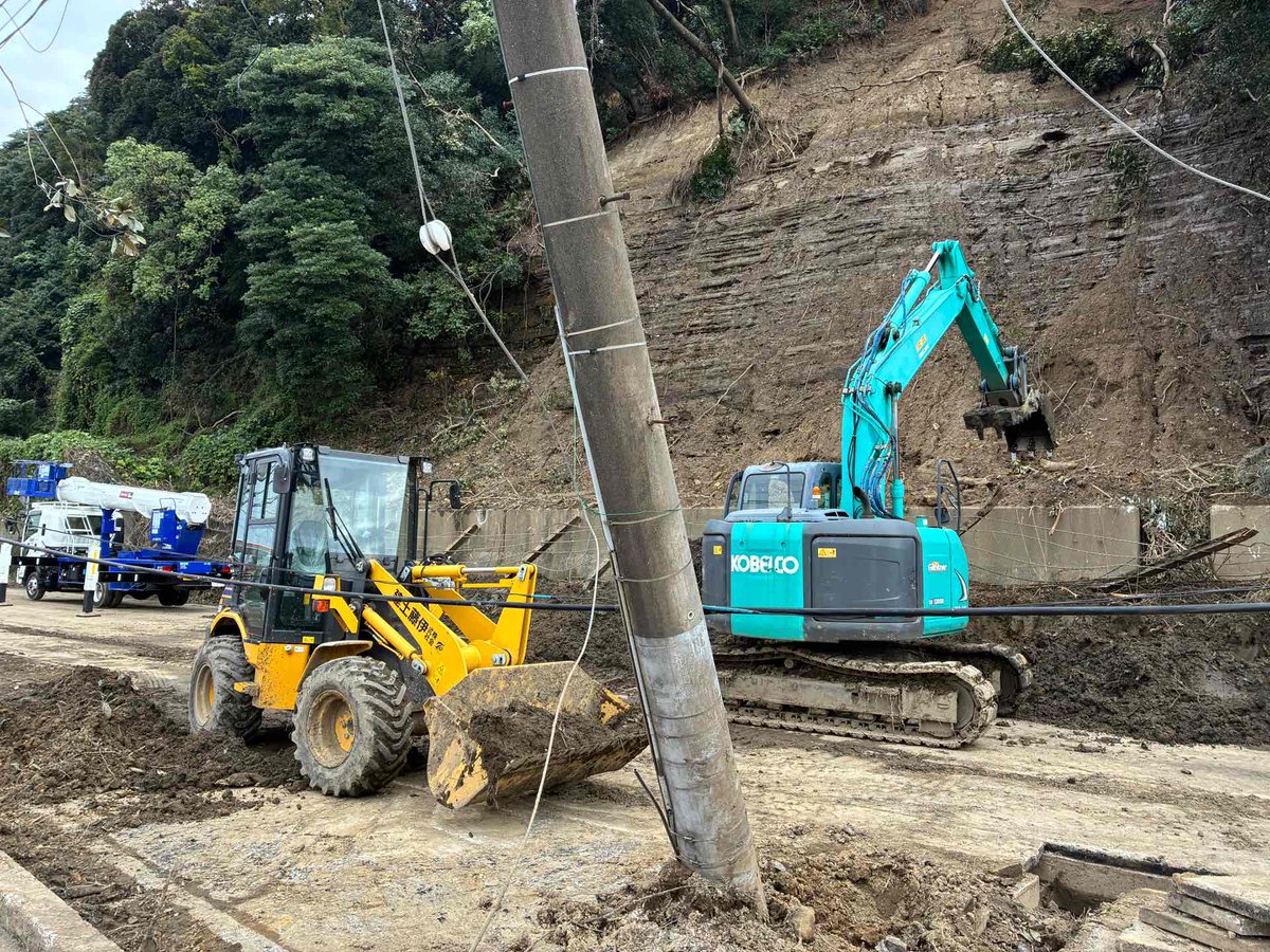 chibaken_saigai's tweet photo. 県道９０号（県道木更津富津線、君津市坂田）では、
大起建設・伊藤土建において、台風２５号により道路に流入した土砂の撤去作業等を実施中です。
早期復旧に向けて取り組んでまいります。 https://t.co/zP4nHswG6p