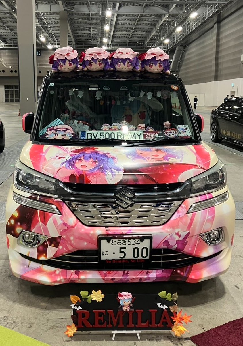 mofu_mofu_lapin's tweet photo. レミリアお嬢様の痛車新仕様イラストを
全面ルヒカ様に描き下ろしていただきました
とても可愛らしい素敵な仕上がりです✨

例大祭痛車展示の場で無事にお披露目
することができ感無量です

製作に携わった方々に
心より感謝申し上げます！

イラスト@franruhika様
施工デザイン@itasya_sticker様 https://t.co/JSdjEaQYfk
