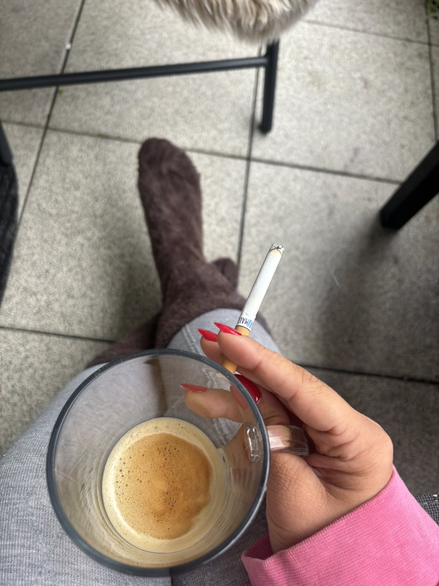LadyVantaa's tweet photo. Du weißt was zu tun ist 💵 ☕️ 🚬 

#herrin #fetisch #finddom #geldsklave #zahlsau #zahlsklave https://t.co/3anb6dnUMT