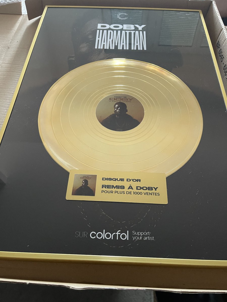 ColorfolApp's tweet photo. 💽 HARMATTAN : LE DISQUE D’OR DE DOBY EST EN ROUTE VERS GAROUA ! 🥇🧡

Une performance exceptionnelle mérite une reconnaissance à la hauteur.

Après avoir dépassé les 1 000 ventes sur COLORFOL, le projet HARMATTAN de DOBY franchit une étape symbolique : son disque d’or est désormais prêt ! ✨

Fabriqué en France, ce trophée est actuellement en cours d’acheminement vers Garoua, où il sera officiellement présenté et remis à l’artiste. 🇨🇲

Derrière ce disque, il y a bien plus qu’une certification : des milliers de fans qui ont choisi de soutenir un artiste, une communauté qui a répondu présente et une conviction qui se concrétise - la musique africaine peut aussi générer de la valeur grâce au soutien direct des fans.

Ce disque d’or, c’est celui de @Dobyofficiel, mais aussi celui de toutes les personnes qui ont cru en HARMATTAN et contribué à cette aventure. ❤️

📍 Prochaine étape : Garoua.
🏆 DOBY x HARMATTAN x COLORFOL

La suite s’écrit ensemble. 🧡

#DOBY #HARMATTAN #DisqueDOr #COLORFOL #SupportYourArtist #MusiqueCamerounaise #Garoua