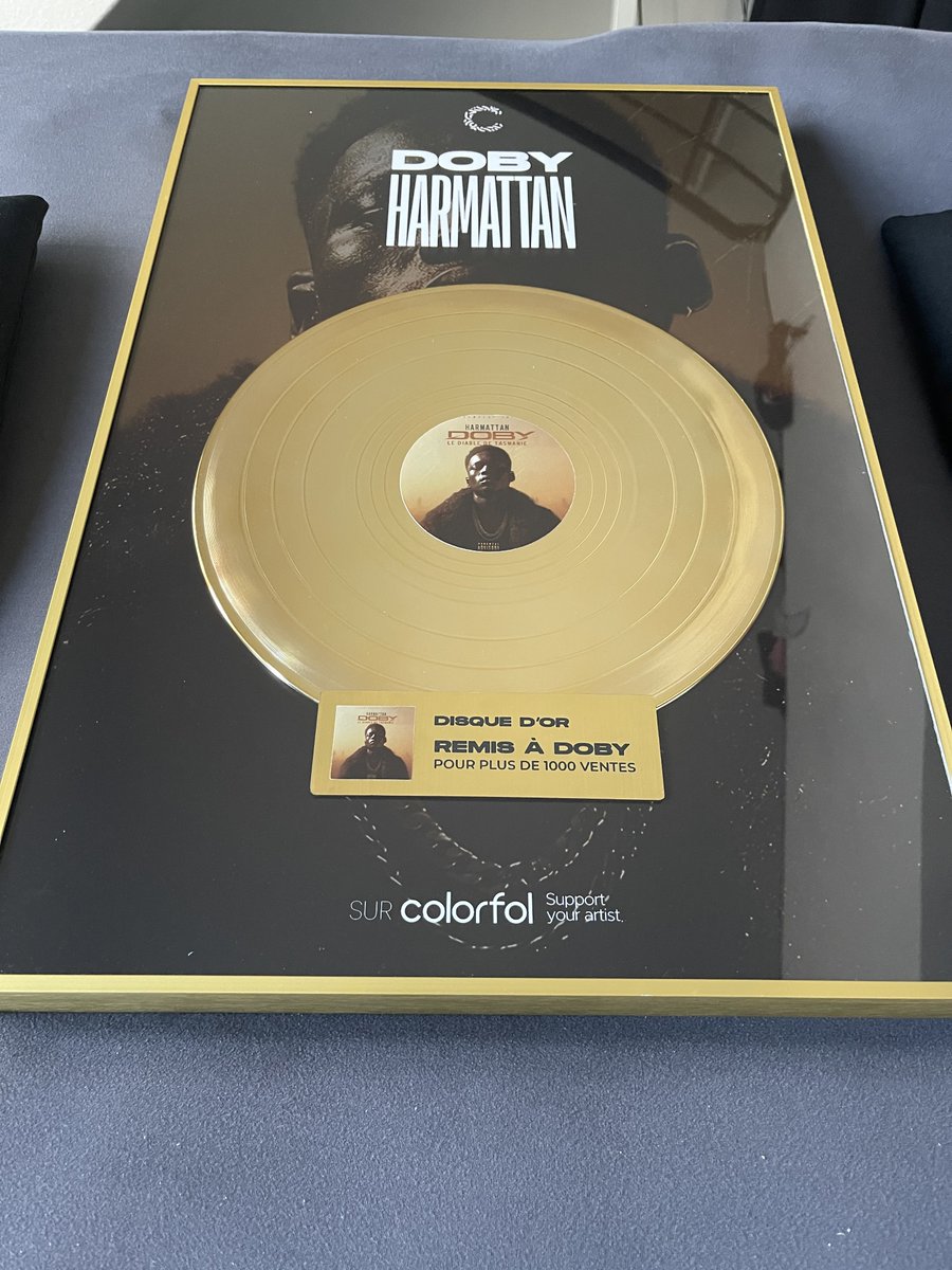ColorfolApp's tweet photo. 💽 HARMATTAN : LE DISQUE D’OR DE DOBY EST EN ROUTE VERS GAROUA ! 🥇🧡

Une performance exceptionnelle mérite une reconnaissance à la hauteur.

Après avoir dépassé les 1 000 ventes sur COLORFOL, le projet HARMATTAN de DOBY franchit une étape symbolique : son disque d’or est désormais prêt ! ✨

Fabriqué en France, ce trophée est actuellement en cours d’acheminement vers Garoua, où il sera officiellement présenté et remis à l’artiste. 🇨🇲

Derrière ce disque, il y a bien plus qu’une certification : des milliers de fans qui ont choisi de soutenir un artiste, une communauté qui a répondu présente et une conviction qui se concrétise - la musique africaine peut aussi générer de la valeur grâce au soutien direct des fans.

Ce disque d’or, c’est celui de @Dobyofficiel, mais aussi celui de toutes les personnes qui ont cru en HARMATTAN et contribué à cette aventure. ❤️

📍 Prochaine étape : Garoua.
🏆 DOBY x HARMATTAN x COLORFOL

La suite s’écrit ensemble. 🧡

#DOBY #HARMATTAN #DisqueDOr #COLORFOL #SupportYourArtist #MusiqueCamerounaise #Garoua