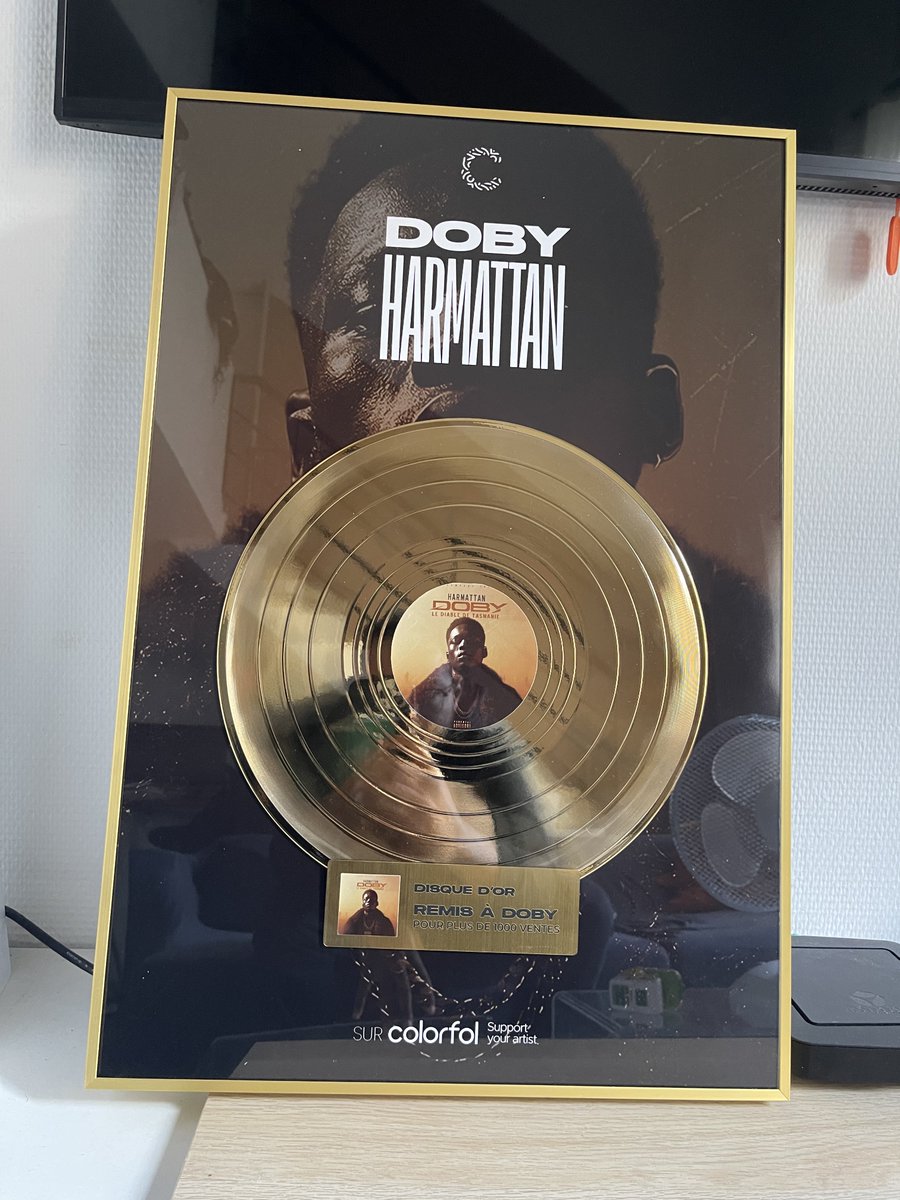 ColorfolApp's tweet photo. 💽 HARMATTAN : LE DISQUE D’OR DE DOBY EST EN ROUTE VERS GAROUA ! 🥇🧡

Une performance exceptionnelle mérite une reconnaissance à la hauteur.

Après avoir dépassé les 1 000 ventes sur COLORFOL, le projet HARMATTAN de DOBY franchit une étape symbolique : son disque d’or est désormais prêt ! ✨

Fabriqué en France, ce trophée est actuellement en cours d’acheminement vers Garoua, où il sera officiellement présenté et remis à l’artiste. 🇨🇲

Derrière ce disque, il y a bien plus qu’une certification : des milliers de fans qui ont choisi de soutenir un artiste, une communauté qui a répondu présente et une conviction qui se concrétise - la musique africaine peut aussi générer de la valeur grâce au soutien direct des fans.

Ce disque d’or, c’est celui de @Dobyofficiel, mais aussi celui de toutes les personnes qui ont cru en HARMATTAN et contribué à cette aventure. ❤️

📍 Prochaine étape : Garoua.
🏆 DOBY x HARMATTAN x COLORFOL

La suite s’écrit ensemble. 🧡

#DOBY #HARMATTAN #DisqueDOr #COLORFOL #SupportYourArtist #MusiqueCamerounaise #Garoua