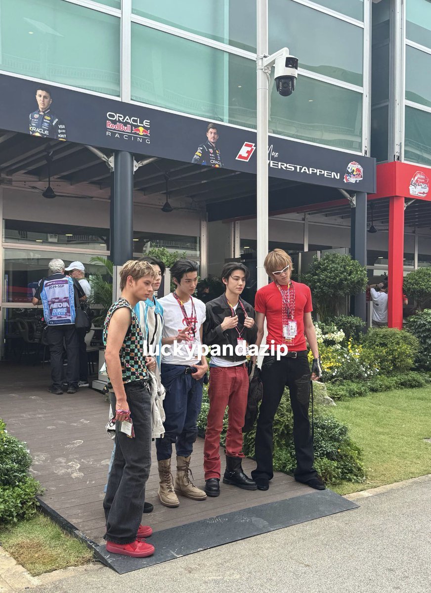 nononuna17's tweet photo. Paddock acces nih pls temuin mereka sama drivers plssss https://t.co/HlrDgDMGzU