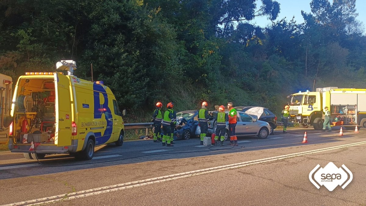 112Asturias's tweet photo. Accidente de tráfico en #Avilés. N-632 entre salida de Salinas y Los Canapés. Colisión de varios vehículos sin atrapados. Cuatro personas heridas leves según #SAMU trasladadas a 🏥 #HUSA. Mujer de 34 años en 🚑 #SVA mujer de 20 🚑#SVB y mujer de 68 y menor por sus medios. https://t.co/lfMjsU2DQv