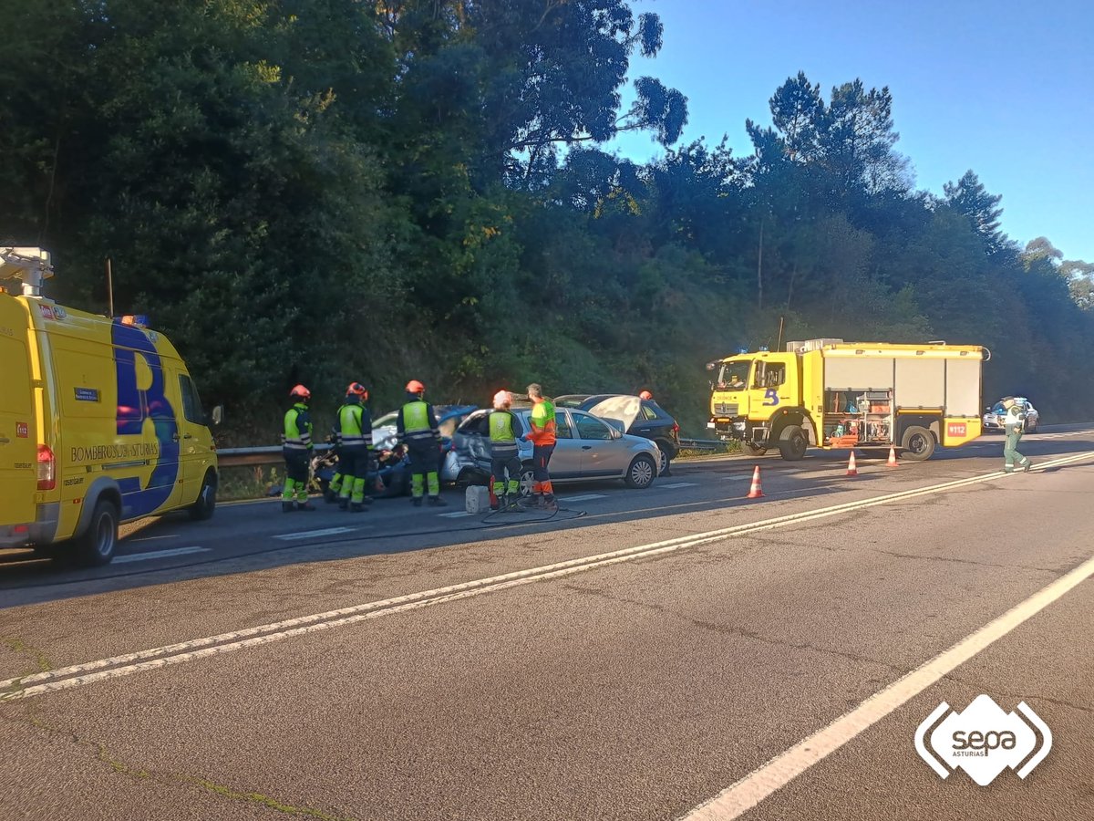 112Asturias's tweet photo. Accidente de tráfico en #Avilés. N-632 entre salida de Salinas y Los Canapés. Colisión de varios vehículos sin atrapados. Cuatro personas heridas leves según #SAMU trasladadas a 🏥 #HUSA. Mujer de 34 años en 🚑 #SVA mujer de 20 🚑#SVB y mujer de 68 y menor por sus medios. https://t.co/lfMjsU2DQv