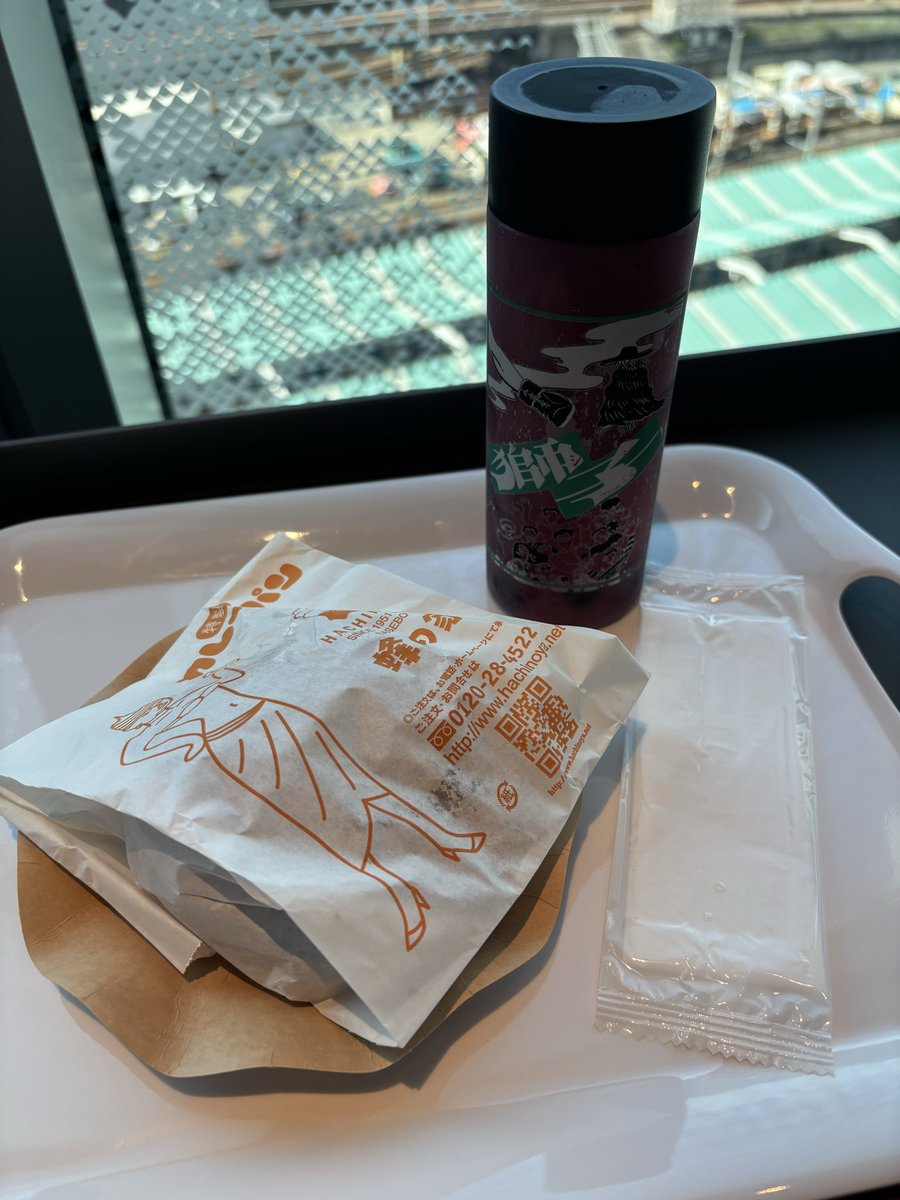 hyoponpon's tweet photo. アフタートーク備忘録🦁
（記憶力みじんこ）

・グランドフィナーレのラララー、みんなで大合唱になったらいいなとTakuさん。良すぎる。絶対みんなで歌いたい。

・トーク終了のゴング音が鳴った瞬間、椅子から床に倒れてノックダウン(？)する新原くん。かわいすぎて無理。

・しわくちゃのレモンを見て、最初じゃがいもかと思った新原くん。

・グローブの光パネル、稽古のときはただの木だったらしく、あの状態になるのすごい。近くで見るとけっこう眩しいらしい。

・小道具さんに「天才」がいるらしい。パンチで壊れる箱、最初試した時に「わぁ〜！」ってなったらしい。「わぁ〜！」って言ってる新原くんかわいくてかわいい。

以上、記憶力みじんこによるアフタートークの断片的記録です。ニュアンスで覚えているところもあるので、記憶違いあったらすみません⊂( ᴖ ̫ᴖ )⊃

#ミュージカル獅子