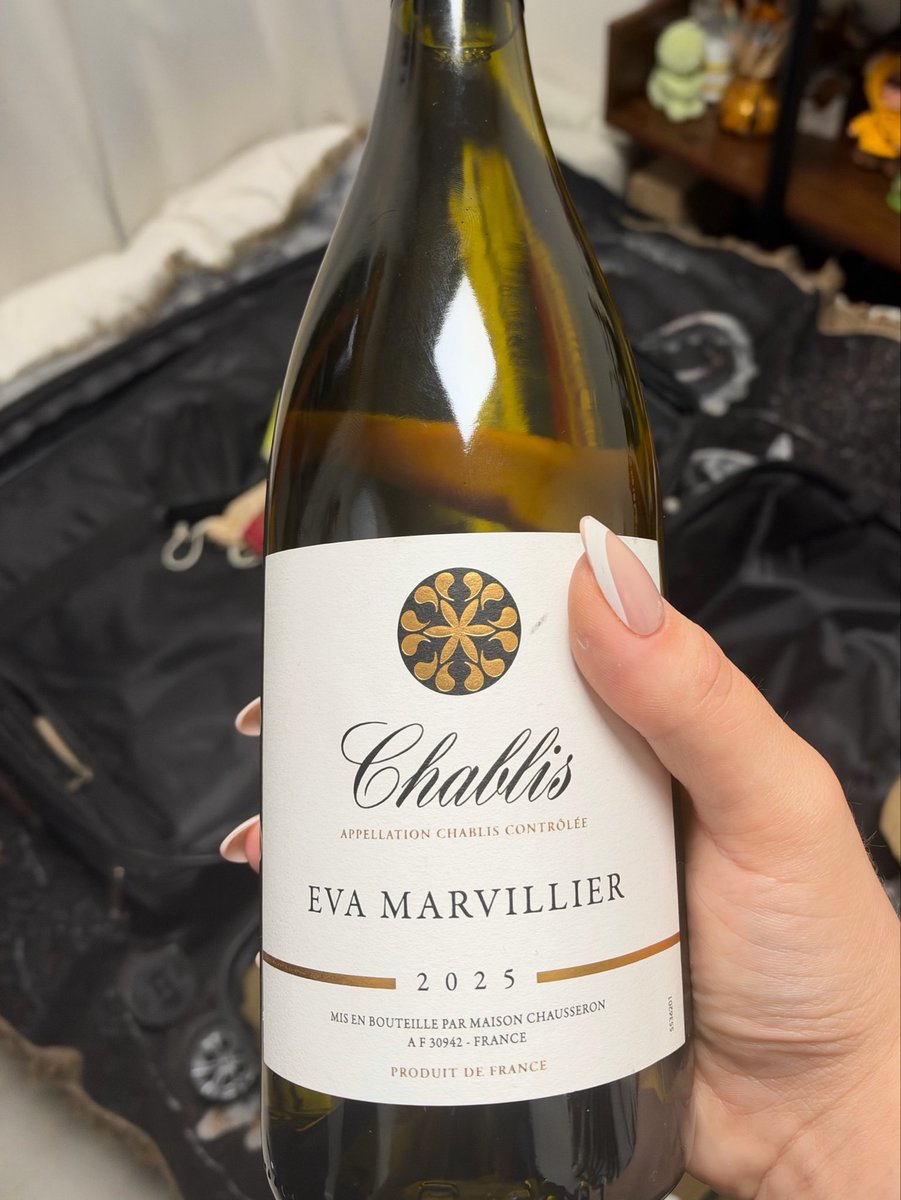 sannjpeg's tweet photo. Les gars je viens de rentrer, ma valise est en bordel, genre ma trousse makeup ouvert éparpillée partout, j’avais des jeux de cartes ils ont été ouvert etc… mais ok… MAIS PK JAI UNE BOUTEILLE DE VIN QUI A POP DANS MA VALISE ?? genre la douane m’a fait cadeau la en mode sorry??? https://t.co/nc3PxOhXP6
