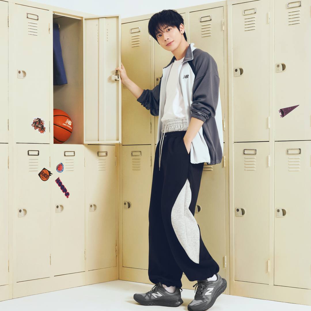 ABCMART_INFO's tweet photo. Always better Together.
一緒にいよう。一緒に着よう。

✨TOMORROW X TOGETHERがニューバランスのアパレルを着用してABC-MARTに再び登場✨

今回のテーマは「Campus Life」。

放課後、校内を歩いていると、バスケ部のロッカー前にTAEHYUNさん🏀

「これから帰るのかな？」
そんなふうに、ふと気になってしまう放課後のひとコマ。

ニューバランスのスポーツカジュアルスタイルを
爽やかに着こなすTAEHYUNさん。

リラックス感のあるウェアとシューズを合わせた、
自然体なスタイリングにも注目です👀

ひぜABC-MARTでお気に入りのスタイルを見つけてみてください💙

👉ABC-MART
https://t.co/REo181ubTM

@TXT_bighit_jp 

#TXT #TOMORROW_X_TOGETHER #newbalance #abcmart