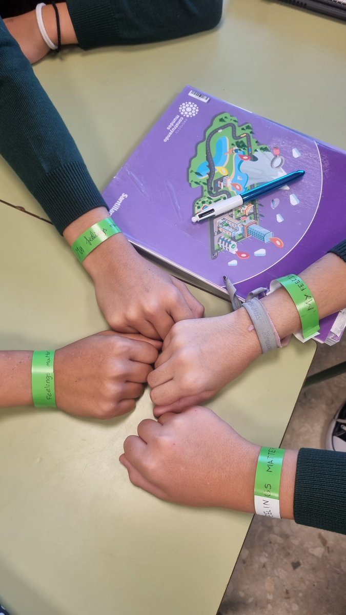 StPatricksSS's tweet photo. 💚 El alumnado se suma con gran entusiasmo al Día Internacional de la Salud Mental vistiendo sus pulseras verdes.

🧠 Cuidar el bienestar emocional y apoyarnos mutuamente es fundamental en nuestro colegio. Eskerrik asko!

#TogetherShapingTheFuture https://t.co/PMv16xTjy5