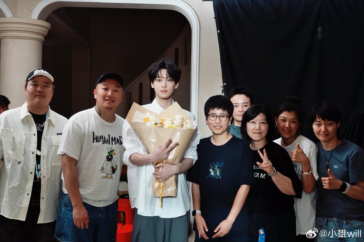 q_huuuuu's tweet photo. “ตั้งแต่การคัดเลือกพรีเซนเตอร์ให้กับแบรนด์ การสร้างสรรค์และดำเนินงานตามแผนงาน ไปจนถึงการประกาศอย่างเป็นทางการในวันนี้ ทั้งหมดใช้เวลายาวนานถึง สองเดือนครึ่งเต็มๆ ตลอดกระบวนการทำงานเถียนสวี่หนิงความเป็นมืออาชีพและตั้งใจมากๆ ทุกครั้งที่พบเจอทีมงาน เขาก็จะมอบรอยยิ้มให้เสมอ ฉันจำได้ว่าวันนั้นอากาศร้อนมาก แต่ตลอด 8 ชั่วโมงที่ได้ร่วมงานกับเขา กลับไม่มีความหงุดหงิดหรือความกระวนกระวายใจเลยแม้แต่น้อย ดีใจมากที่มีโอกาสได้ร่วมงานกับเขา”

โดนชมอีกแล้ววว คนแรกของแบรนด์อ่ะแกเก็ทปะ คัดนานเอาเรื่อง ㅠㅠㅠㅠ
— #TianXuning ; #田栩宁