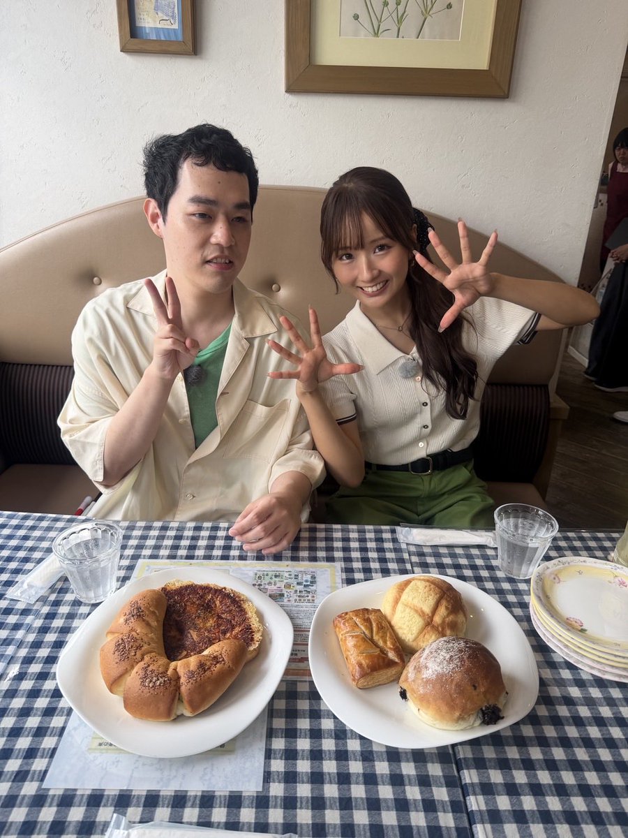 7LnFxg25Wdnv8K5's tweet photo. 日本財団のYouTubeで行った北海道ロケの後編動画が公開されました。
お邪魔したパン屋さんで撮った写真。
森脇さんが「濱田さんの顔より大きいパンです」って言ってたけどそんなわけないやろ、いや俺は目が見えないからわからないけどひょっとしたら本当かも。
楽しいロケやったなぁ。 https://t.co/JGwWsTAB7a