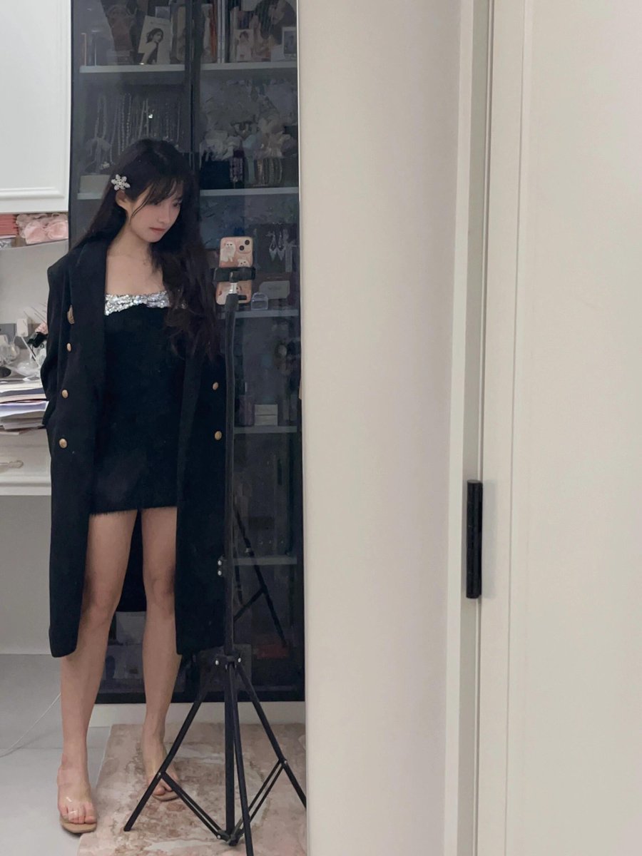 Guoxihui0228's tweet photo. 第一次穿这样的鞋子，感觉很舒服呀，为什么要说是妓鞋呢♠#媚黑 #女神 #QOS https://t.co/tLVFOQHS1Z