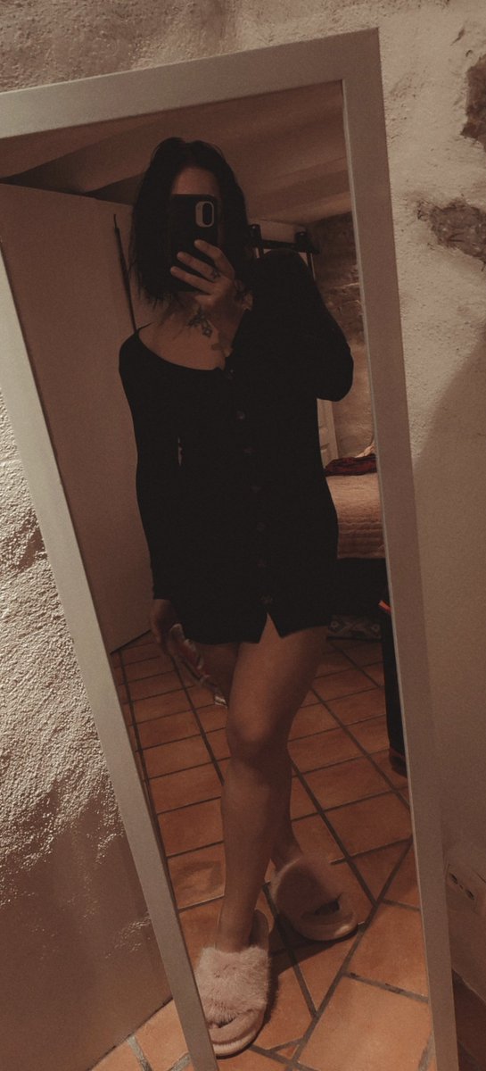 batterylowdiary's tweet photo. a little dressed up. still in slippers.
friday priorities 🤭🖤 https://t.co/NWrEPhJbEI