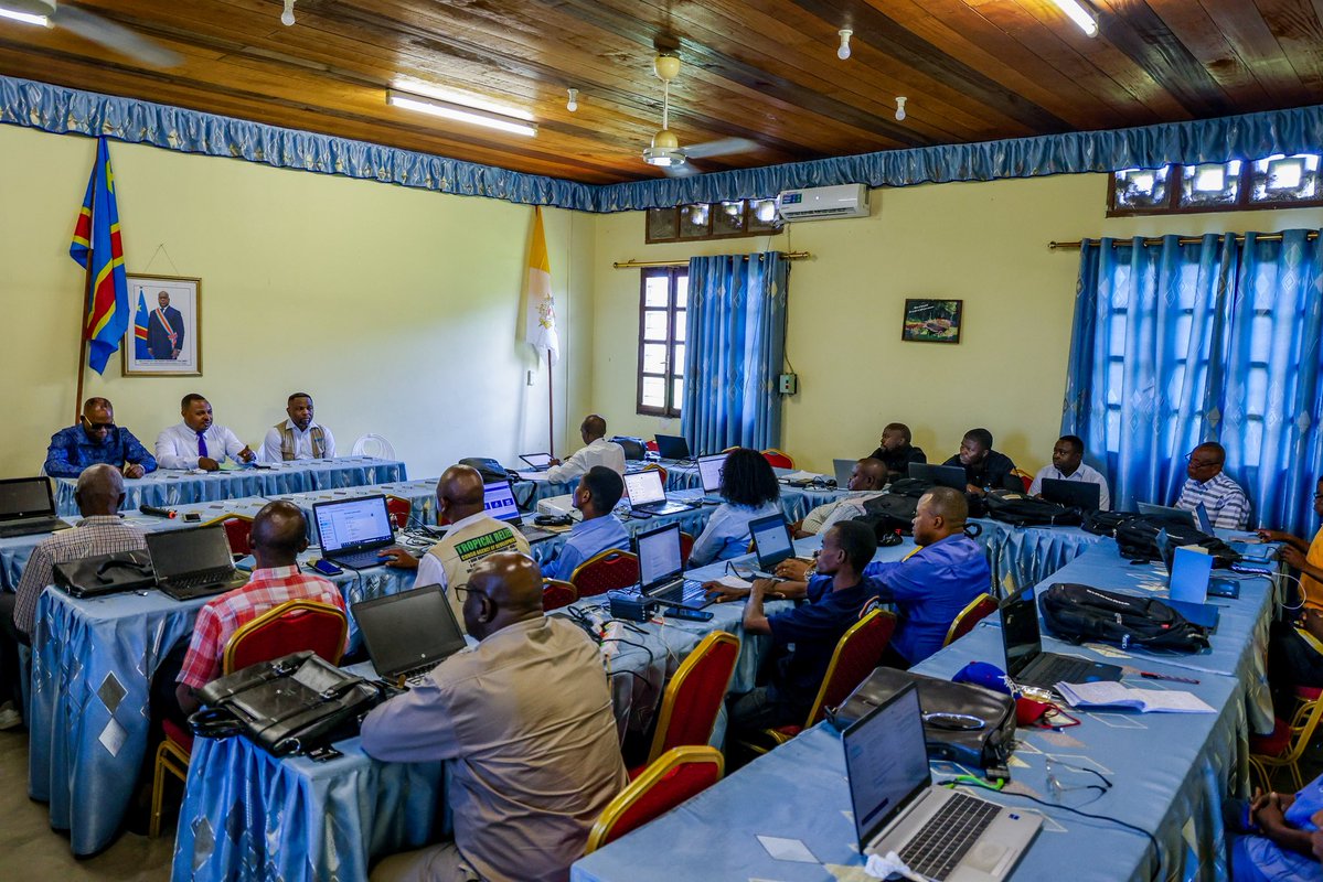 WFPDRC's tweet photo. Evidence guide actions.

From 21 Sept to 7 Oct, IPC analysts from 68 organizations met in 7 hubs across DRC to assess food insecurity, led by the Ministry of Agriculture with @WFP, @FAO &amp; partners. 
Their evidence-based analysis will guide humanitarian aid to the most vulnerable. https://t.co/fuHx33LeUJ