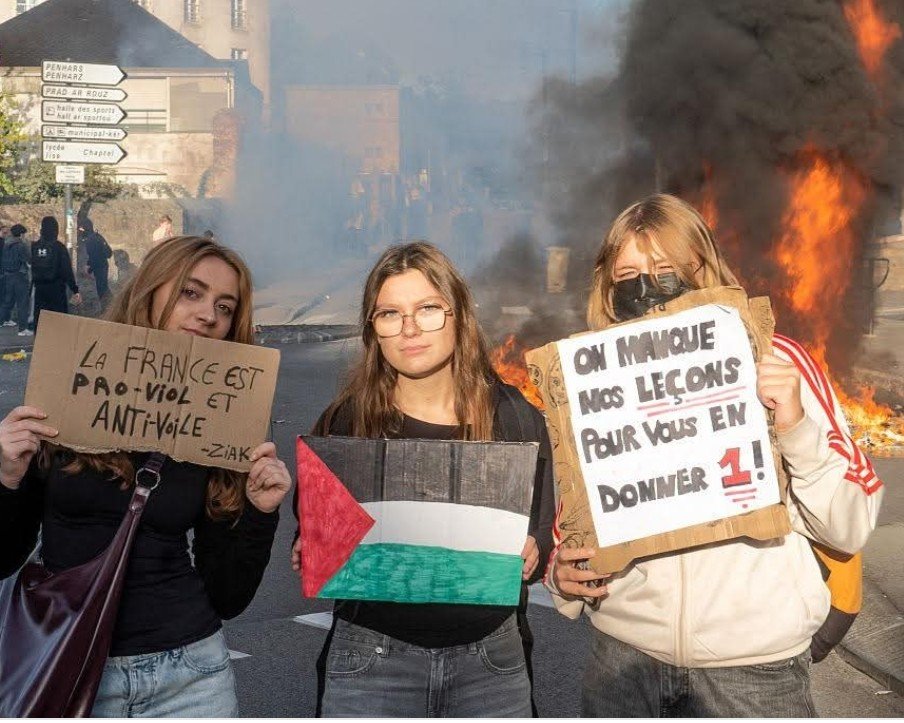 gauchecaca's tweet photo. Mon dieu, quel avenir radieux nous attend avec cette jeunesse.
Pour preuve, ces trois gamines.
Les viols, le voile, la Palestine...
Leurs revendications sont en fait les obsessions de l'extrême gauche.
Le cerveau a disparu et les neurones restants sont captés par LFI.

D'accord? https://t.co/ojcqL3nPLL