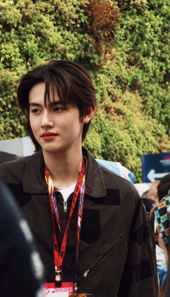 dollivuue's tweet photo. EOM SEONGHYEON AT F1 IS SO HANDSOME, I’M GENUINELY THANKFUL TO GOD FOR MAKING THIS MAN EXIST. https://t.co/68XOp0BknD