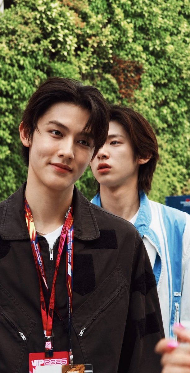 dollivuue's tweet photo. EOM SEONGHYEON AT F1 IS SO HANDSOME, I’M GENUINELY THANKFUL TO GOD FOR MAKING THIS MAN EXIST. https://t.co/68XOp0BknD