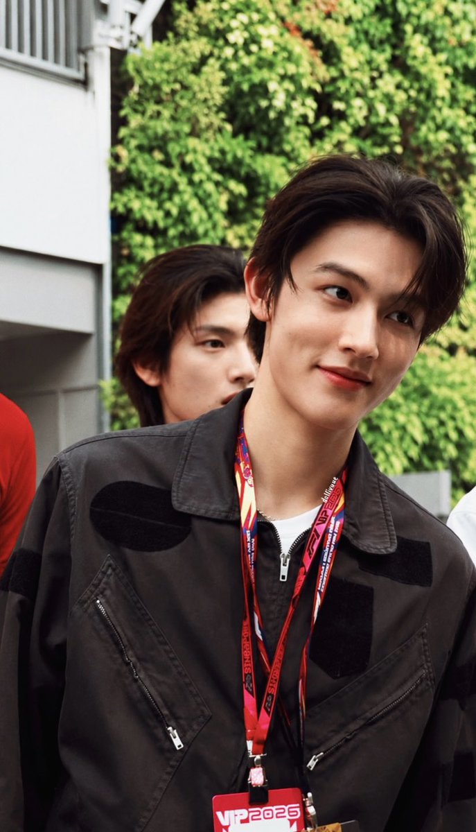 dollivuue's tweet photo. EOM SEONGHYEON AT F1 IS SO HANDSOME, I’M GENUINELY THANKFUL TO GOD FOR MAKING THIS MAN EXIST. https://t.co/68XOp0BknD