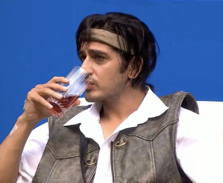 Saiyaaraa6's tweet photo. The way he’s serving looks even in fever the other male contestants this year could never 💅

#QaziTouqeer #BiggBoss20 https://t.co/qJR4qm1Mj8