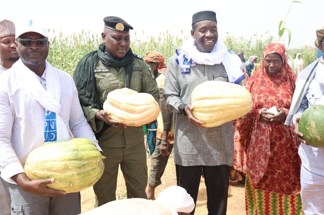 PnudNiger's tweet photo. En mission dans la région de #Tahoua, le Représentant Résident du @PNUDNiger @MamadouNdaw3 a entamé une visite de terrain sur les sites du projet #PFAN à Edouk, Egadé, Louba, Kao, Fachi, Kéhéhé et Tabalak. Cette mission vise à échanger avec les bénéficiaires, recueillir leur niveau de satisfaction ainsi que leurs préoccupations, afin de mieux orienter les interventions en faveur de l’adaptation au changement climatique. Financé par le #GEF, le projet PFAN contribue à renforcer la résilience des communautés face aux effets du climat. 🌍🇳🇪
#AdaptationClimatique #Résilience #DéveloppementDurable #Niger #PNUD #GEF @alexanderdecroo @UNDPAfrica @theGEF