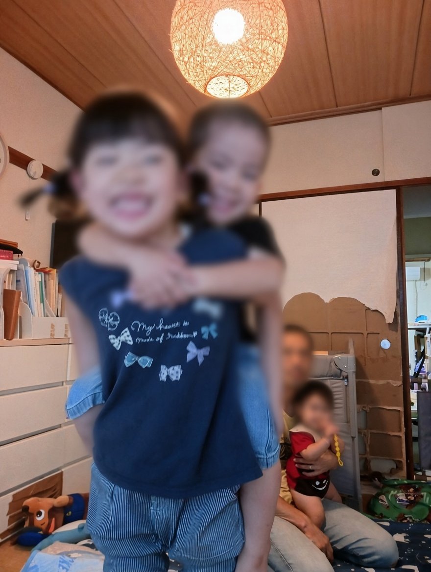 eccgg's tweet photo. 7歳次女が４歳長男をおんぶできるようになりました！にっこにこ。

0歳三女が壁紙をビリビリに破いてるところ丸見え。恥ずかしいな。
#子育て
#４児のパパ https://t.co/rk8aasTd48