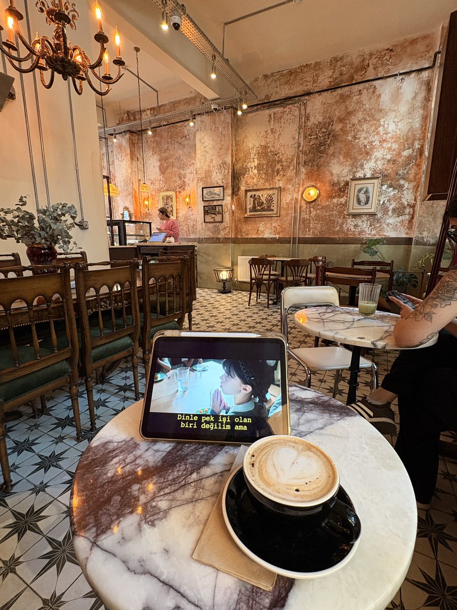 devilliers_bs's tweet photo. film izlemek için seçtiğim kafe / filmim https://t.co/X5AsREY4ug