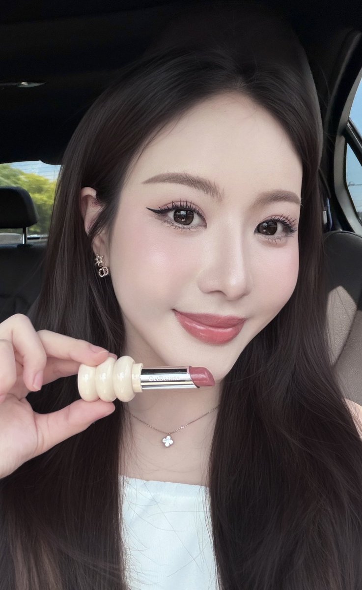 Chaideereview's tweet photo. ก็ว่าทำไมลิปGetBeauteเค้ามี9สี แต่ว่าเว้นเบอร์6ไว้ ไขข้อสงสัยละ สี06มาแล้วววว💗แล้วสีสวยมากกกก สีViel โทนชมพูอมน้ำตาล นัวๆ Clean Girl✨ความNeutral tone Makeupงี้ โทนสวยแพง เป็นสีที่ทาได้ทุกวัน ทุกลุคจริงๆ
#ใช้ดีก็รีวิว #GetBeaute #ชมรีวิว https://t.co/JaOsTXINvq