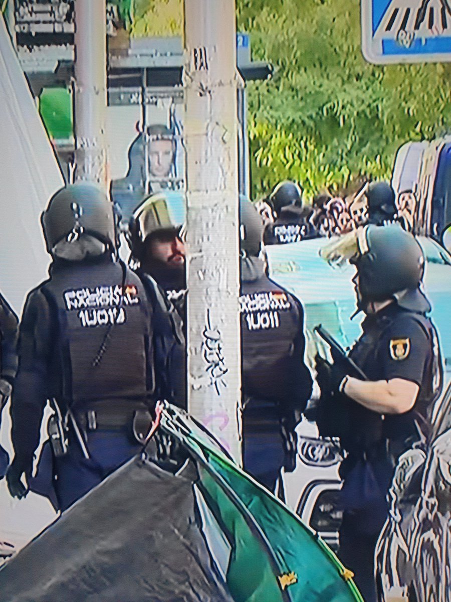MarcosHern37455's tweet photo. #Noticias🚨 
A la proxima que la POLICIA SE PONGA CHULA, Y QUIERA DAR PALOS, TENEIS QUE IR A LA COMISARIA Y QUE vean SOMOS MAS QUE ELLOS, ENTRAR Y DARLES DE OSTIAS, COMO HACEN EN SUDAMERICA, Y SACARLOS A RRASTRAD Y EXPONERLOS ENNLA CALLE, hacer si así aprenden a respetar https://t.co/zTI7BlYNlR