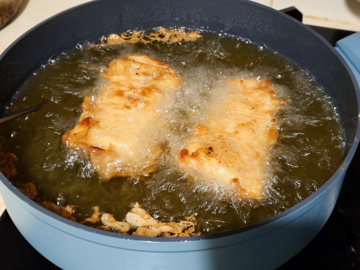 SnowSpottycats's tweet photo. Friday night.. Fish &amp; Chips night!

Apparently it's peak season for (wild) Tasmanian Ling Cod, made Vice Beer batter to fry them in.. very delish~

Thanks @Paskhowl for the brew 😉

#Fryday https://t.co/GFjSFuS5Tb
