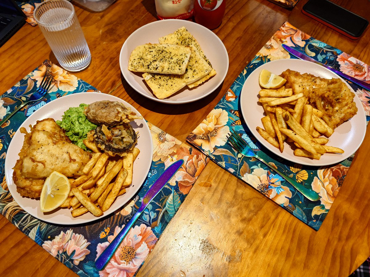 SnowSpottycats's tweet photo. Friday night.. Fish &amp; Chips night!

Apparently it's peak season for (wild) Tasmanian Ling Cod, made Vice Beer batter to fry them in.. very delish~

Thanks @Paskhowl for the brew 😉

#Fryday https://t.co/GFjSFuS5Tb