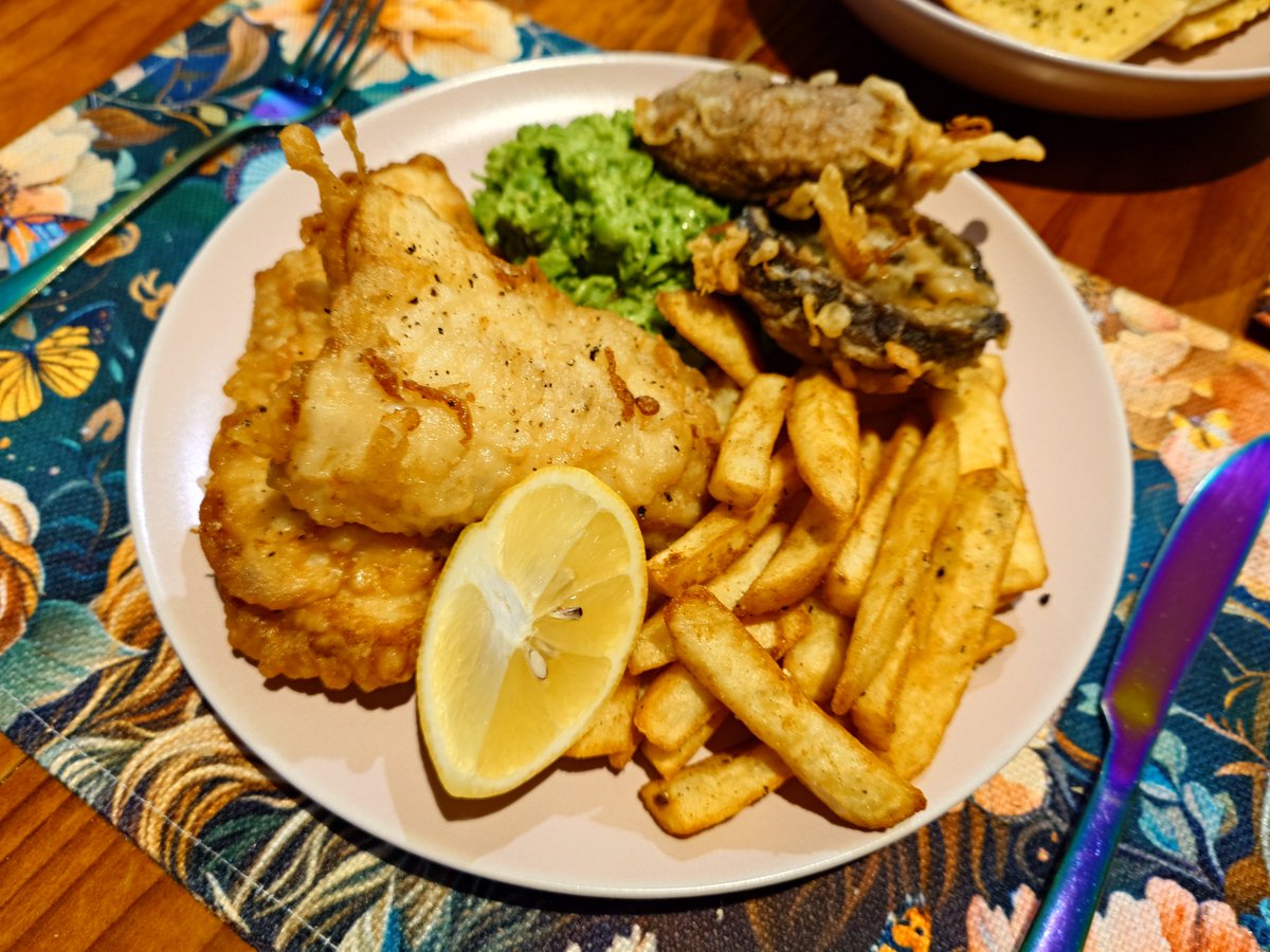 SnowSpottycats's tweet photo. Friday night.. Fish &amp; Chips night!

Apparently it's peak season for (wild) Tasmanian Ling Cod, made Vice Beer batter to fry them in.. very delish~

Thanks @Paskhowl for the brew 😉

#Fryday https://t.co/GFjSFuS5Tb