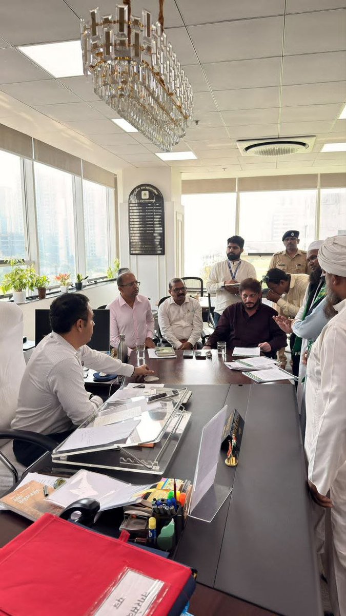 aimim_national's tweet photo. वसई विरार के दफनभूमि मामले को लेकर AIMIM के राष्ट्रीय प्रवक्ता जनाब वारिस पठान साहब ने कमिश्नर साहब से मुलाकात कर उन्हें ज्ञापन सौंपा। ज्ञापन के ज़रिए मांग की गई कि जल्द से जल्द दफनभूमि का गेट खोलकर दफन की सुविधा बहाल की जाए।

यह दफनभूमि किसी एक समुदाय के लिए नहीं, बल्कि ईसाई, लिंगायत, शिया, सुन्नी, आगा खानी और बोहरा समाज समेत कई समुदायों के लोगों के लिए है।

AIMIM की मांग है कि इस मामले में जल्द कार्रवाई की जाए और सभी संबंधित समुदायों को दफन की सुविधा उपलब्ध कराई जाए।

@warispathan