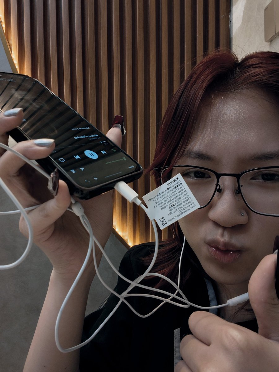 hwangsuniverse's tweet photo. holy fuck xiaomi you never failed to surprise me.. SUMPAH WIRED EARPHONESNYA GACOR BANGET GILAAAAA DAPET UNDER 70K SEBAGUS INI... BASS NENDANG, SUARA PERSIS KAYAK KL GAPAKE EARPHONE, GA CEMPRENG SAMSEK... i have yet to try the mic cuz i'm still clocked in but THIS IS ALR 10/10!!! https://t.co/cKSiM46Z3b