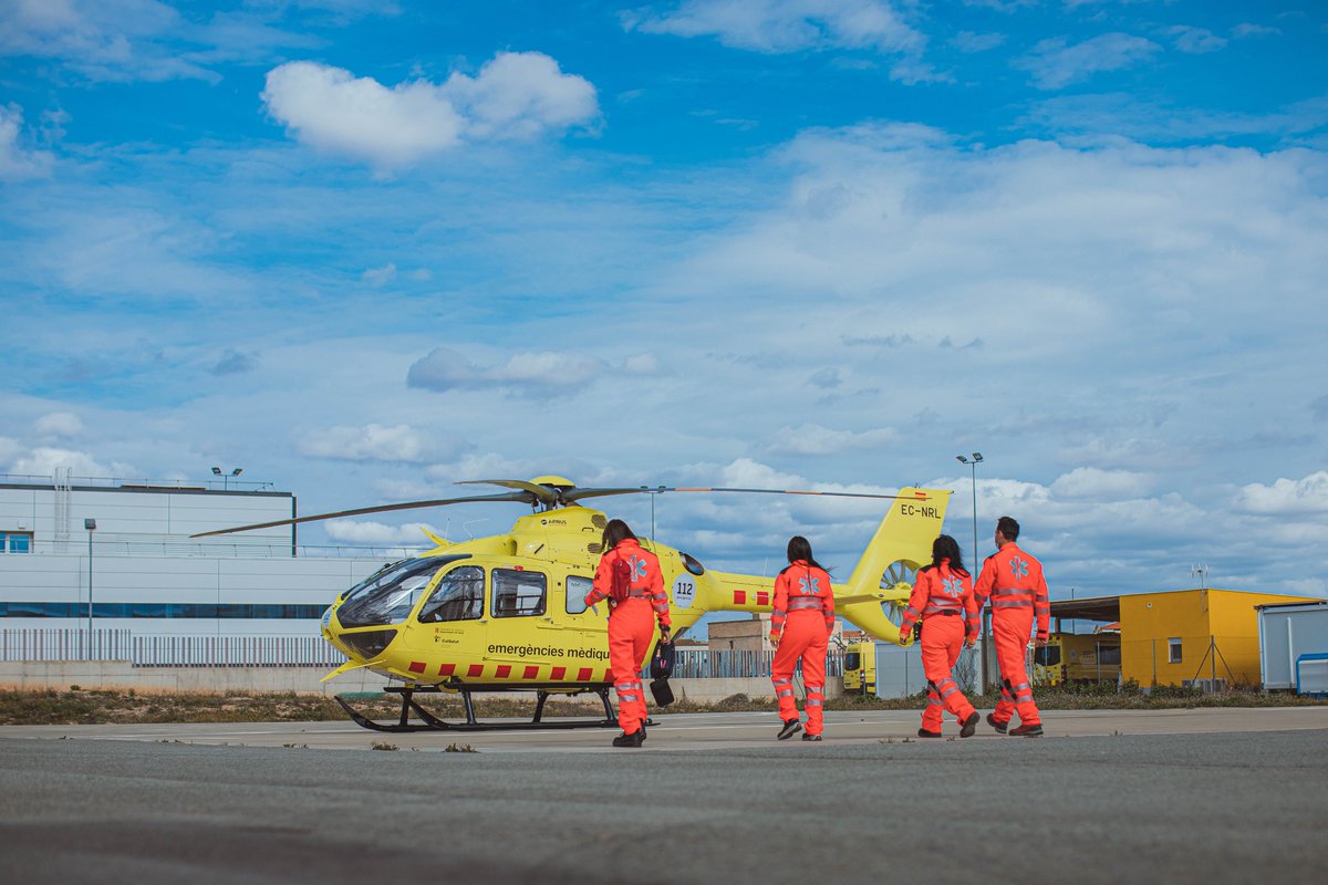 semgencat's tweet photo. Els helicòpters medicalitzats del #SEM permeten garantir l'equitat en l'accés al sistema sanitari públic de tota la ciutadania de Catalunya, i s’han convertit en un complement indispensable a l’hora de gestionar les incidències

Per conèixer el seu triple objectiu, fes clic a l'enllaç! 🔗👉 https://t.co/p7RSuoyR2e