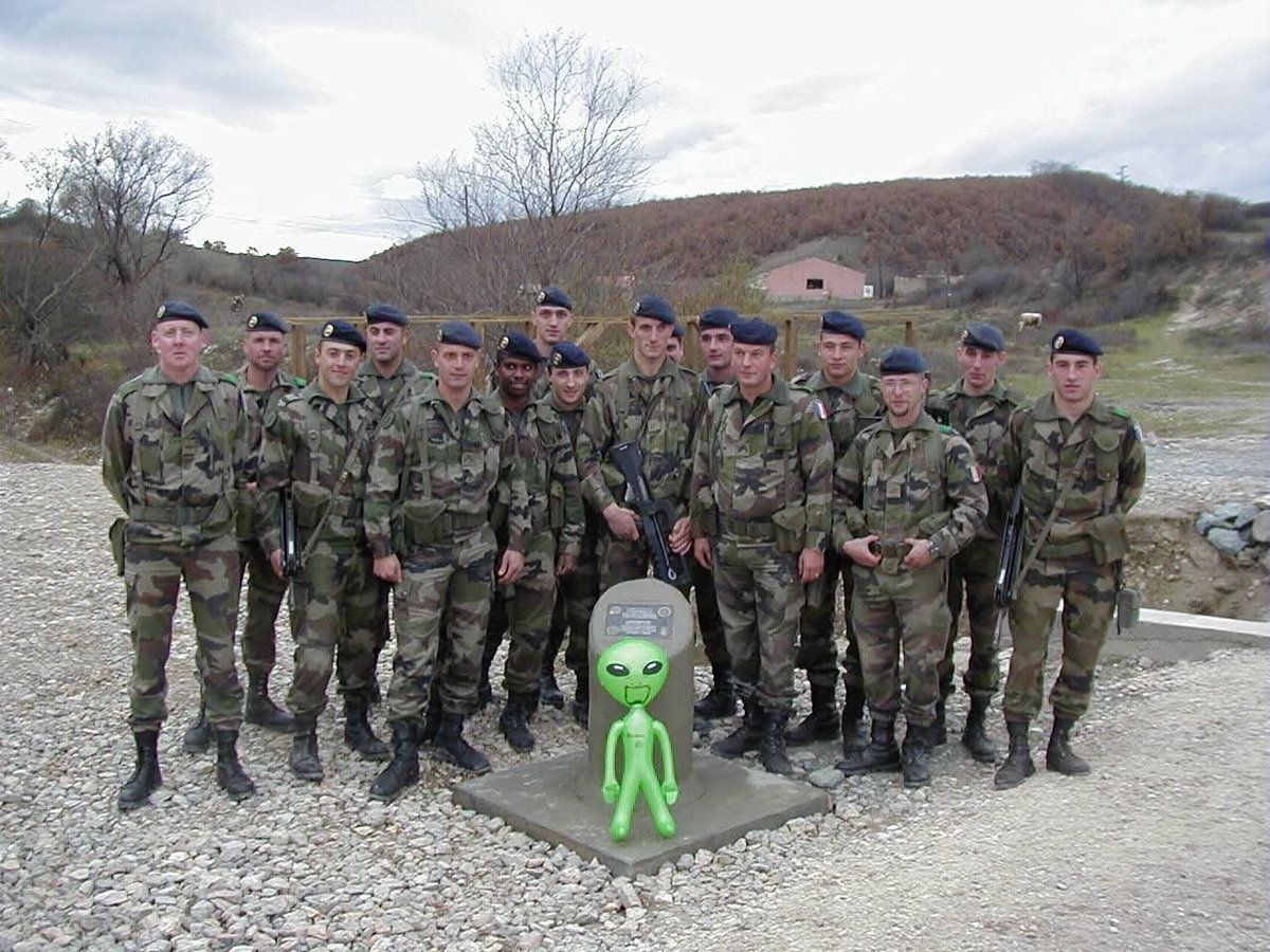 3eRG_Officiel's tweet photo. ARCHIVES DU VENDREDI • Au Kosovo, les sapeurs du 3e RG engagés au sein du BATGEN 5 ont réalisé à Dubovac une buse sous un axe de circulation afin de rétablir le passage et l’écoulement des eaux.

Travaux menés du 9 octobre au 8 novembre 2000.

Ardennes, tiens ferme ! 🇫🇷 https://t.co/VK3mPRnLuN