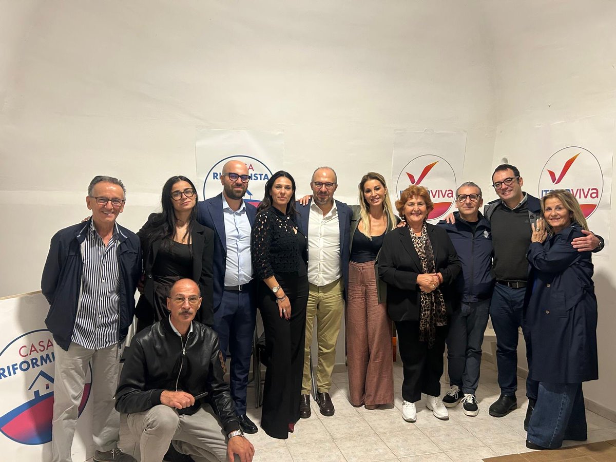 TeresaBellanova's tweet photo. Ieri sera a Santeramo in Colle, per l’inaugurazione della sede di IV Casa Riformista, una bella serata di partecipazione, entusiasmo e voglia di esserci.
In una fase in cui la politica attraversa una profonda crisi di fiducia e sembra sempre più distante dalla vita delle persone, vedere tante donne, tanti giovani e tanti cittadini scegliere di partecipare e impegnarsi è un segnale importante, che dà fiducia e speranza.
La politica deve tornare a essere questo: partecipazione, confronto, passione civile, capacità di ascoltare i bisogni delle comunità e trasformarli in proposte concrete.
Il riformismo, per noi, significa non rassegnarsi all’esistente, affrontare i problemi, costruire soluzioni e tenere insieme crescita, lavoro, diritti e giustizia sociale. Significa avere il coraggio di cambiare le cose, senza lasciare indietro nessuno.
Una nuova sede non è soltanto uno spazio fisico. È un luogo in cui far vivere le idee, costruire relazioni e dare forza a un progetto politico.
Grazie a tutte e tutti per la partecipazione, l’entusiasmo e l’affetto di ieri sera.
La fiducia nella politica non si ricostruisce con gli slogan, ma con la credibilità, la coerenza e la presenza quotidiana nei territori.