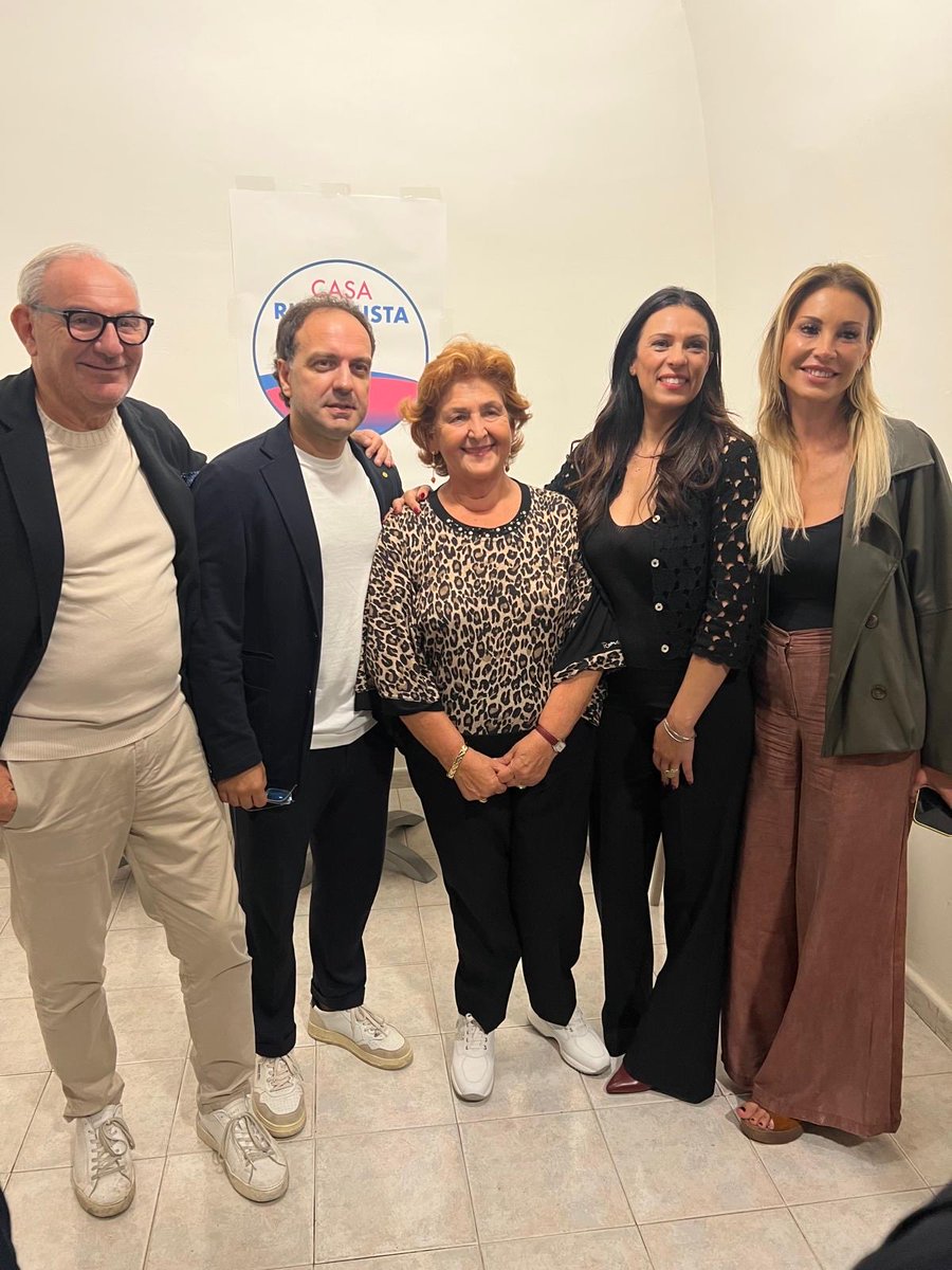 TeresaBellanova's tweet photo. Ieri sera a Santeramo in Colle, per l’inaugurazione della sede di IV Casa Riformista, una bella serata di partecipazione, entusiasmo e voglia di esserci.
In una fase in cui la politica attraversa una profonda crisi di fiducia e sembra sempre più distante dalla vita delle persone, vedere tante donne, tanti giovani e tanti cittadini scegliere di partecipare e impegnarsi è un segnale importante, che dà fiducia e speranza.
La politica deve tornare a essere questo: partecipazione, confronto, passione civile, capacità di ascoltare i bisogni delle comunità e trasformarli in proposte concrete.
Il riformismo, per noi, significa non rassegnarsi all’esistente, affrontare i problemi, costruire soluzioni e tenere insieme crescita, lavoro, diritti e giustizia sociale. Significa avere il coraggio di cambiare le cose, senza lasciare indietro nessuno.
Una nuova sede non è soltanto uno spazio fisico. È un luogo in cui far vivere le idee, costruire relazioni e dare forza a un progetto politico.
Grazie a tutte e tutti per la partecipazione, l’entusiasmo e l’affetto di ieri sera.
La fiducia nella politica non si ricostruisce con gli slogan, ma con la credibilità, la coerenza e la presenza quotidiana nei territori.