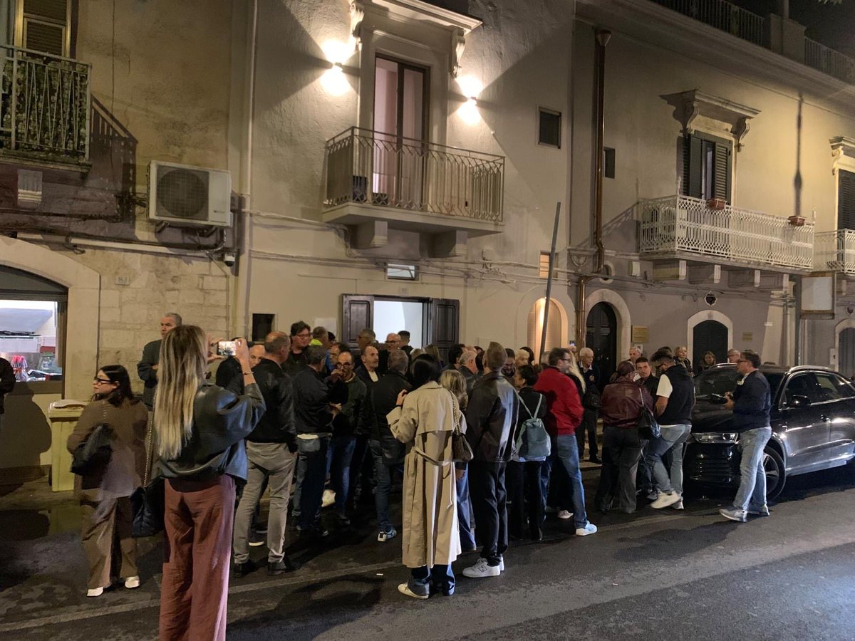 TeresaBellanova's tweet photo. Ieri sera a Santeramo in Colle, per l’inaugurazione della sede di IV Casa Riformista, una bella serata di partecipazione, entusiasmo e voglia di esserci.
In una fase in cui la politica attraversa una profonda crisi di fiducia e sembra sempre più distante dalla vita delle persone, vedere tante donne, tanti giovani e tanti cittadini scegliere di partecipare e impegnarsi è un segnale importante, che dà fiducia e speranza.
La politica deve tornare a essere questo: partecipazione, confronto, passione civile, capacità di ascoltare i bisogni delle comunità e trasformarli in proposte concrete.
Il riformismo, per noi, significa non rassegnarsi all’esistente, affrontare i problemi, costruire soluzioni e tenere insieme crescita, lavoro, diritti e giustizia sociale. Significa avere il coraggio di cambiare le cose, senza lasciare indietro nessuno.
Una nuova sede non è soltanto uno spazio fisico. È un luogo in cui far vivere le idee, costruire relazioni e dare forza a un progetto politico.
Grazie a tutte e tutti per la partecipazione, l’entusiasmo e l’affetto di ieri sera.
La fiducia nella politica non si ricostruisce con gli slogan, ma con la credibilità, la coerenza e la presenza quotidiana nei territori.