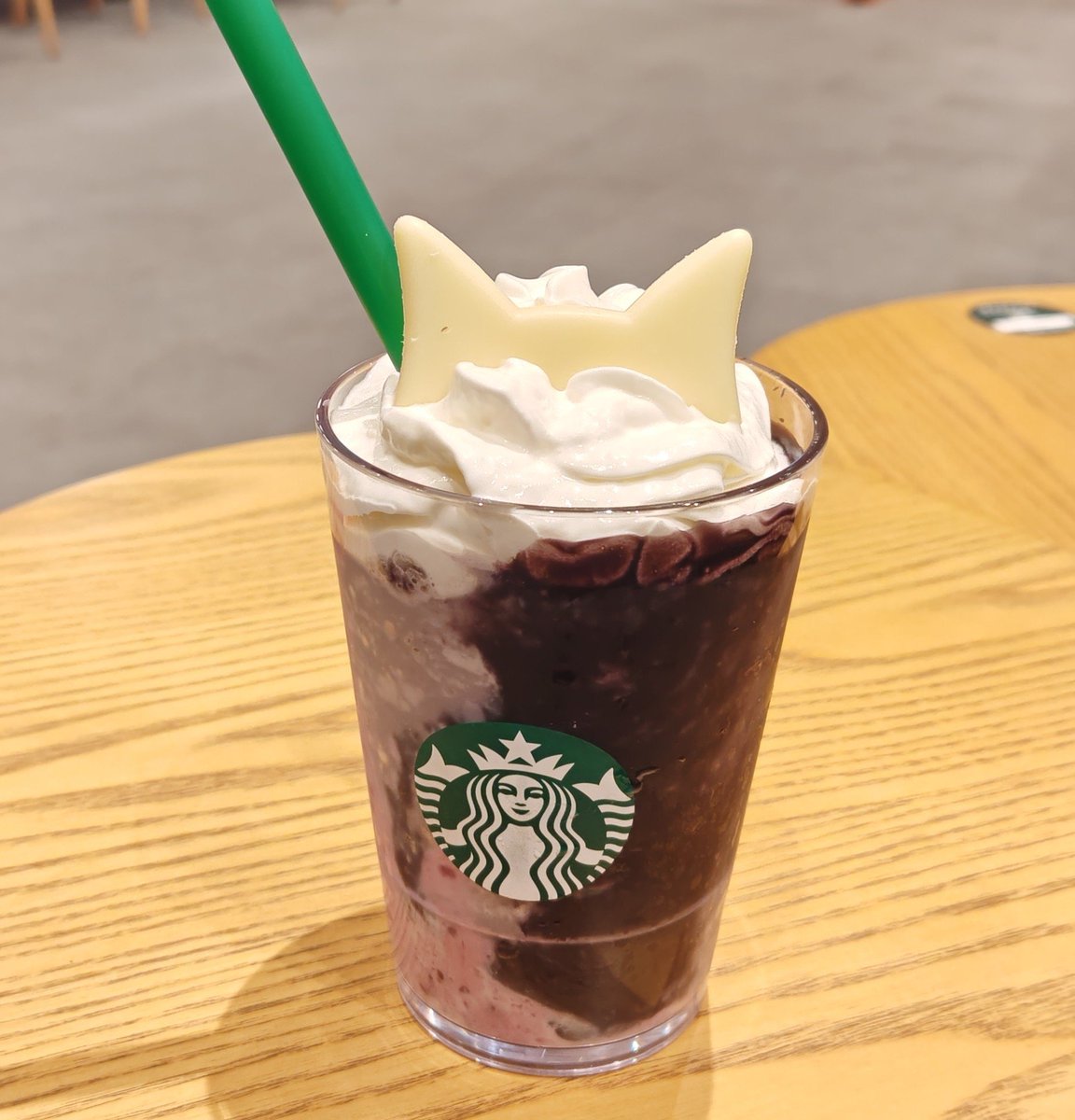 nina_x02's tweet photo. びょーいんの帰りがけに、飲みに来た✌️

スタバくんって、たった3mgのカフェインでもノンカフェイン表記しないのね、偉すぎてびっくり。
（黒猫は4mgだった） https://t.co/2Ifeda2WUu